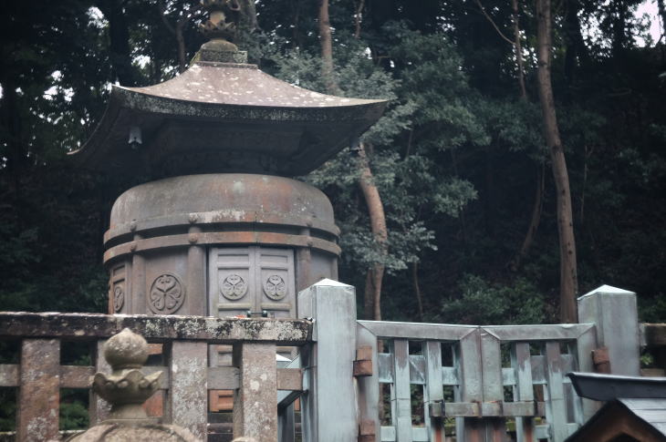 A shogun's tomb (久能山東照宮の家康の墓所）