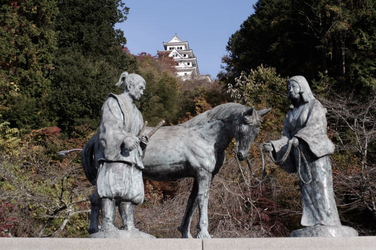 Statue of Yamanouchi Kazutoyo and his wise wife Chiyo in front of Gujo Hachiman Castle.