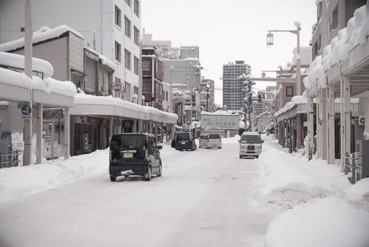 Niitsuya-koji Street in the snow, Niigata.(雪の新津屋小路、新潟)