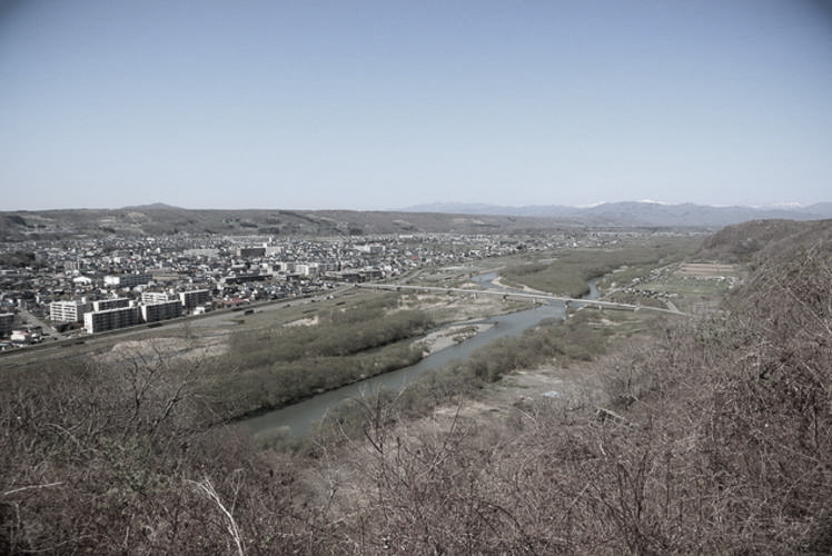 the town of Shinhidaka and the Shizunai River.