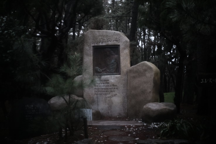 The monument of  Helene Giuglaris on the Miho beach (Photo taken with a  Xenon 25mm f1.4 lens). 