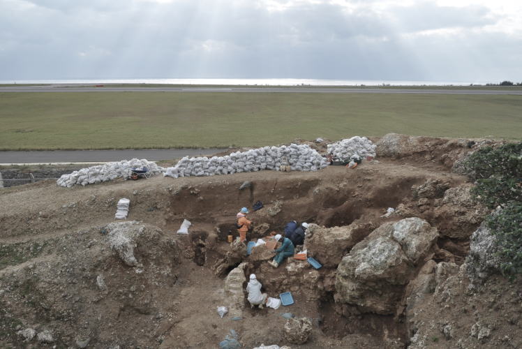 Excavation at the Shiraho Saonetabaru Cave Site | 白保竿根田原遺跡