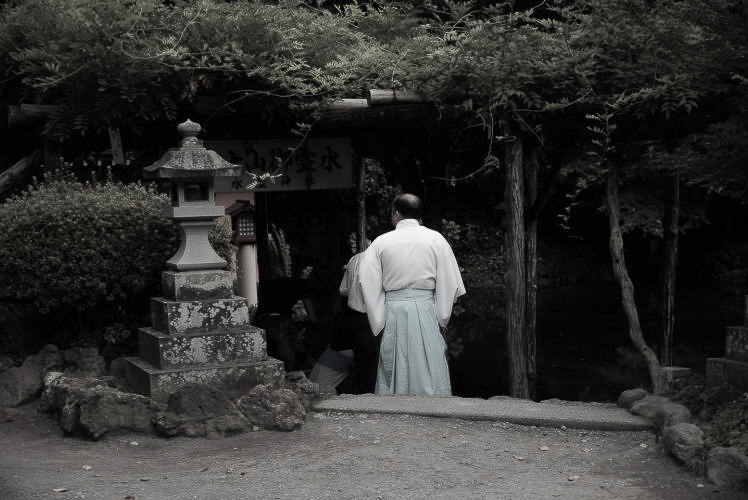 A Shinto priest near Wakutama-ike