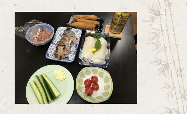 Dinner with katsuo no tataki and squid sashimi.