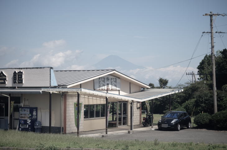 Nihondaira Ocha Kaikan and Mount Fuji.