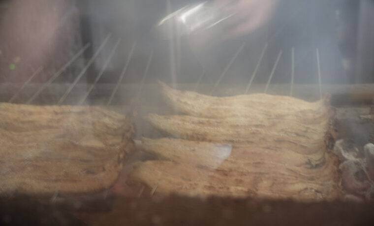 Eels are grilled taking time without steaming.