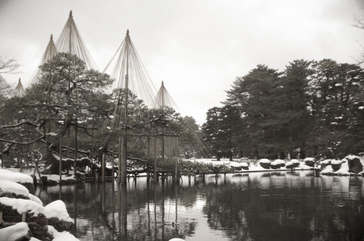 Kenroku-en garden in winter.