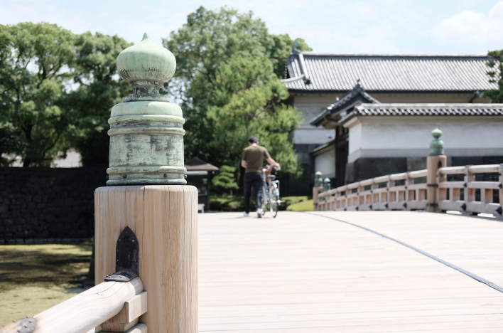 The wooden Hirakawa Bridge spans the moat in front of Hirakawa Gate.