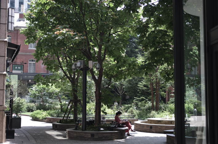 Marunouchi Brick Square.
