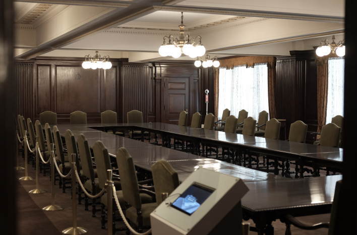 The conference room on the second floor of the Meiji Seimeikan (明治生命館）