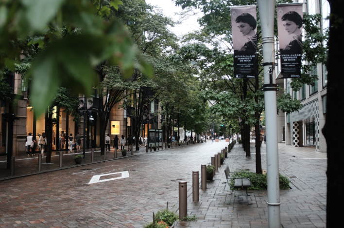 Marunouchi Nakadori on a rainy day. (丸ノ内仲通り）