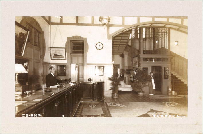 The front desk of the Tokyo Station Hotel in the 1930s. (1930年代の東京ステーションホテル）