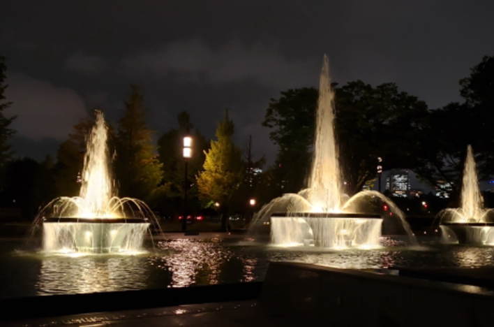 Wadakura Fountain Park is lit up at night. (和田倉噴水公園）