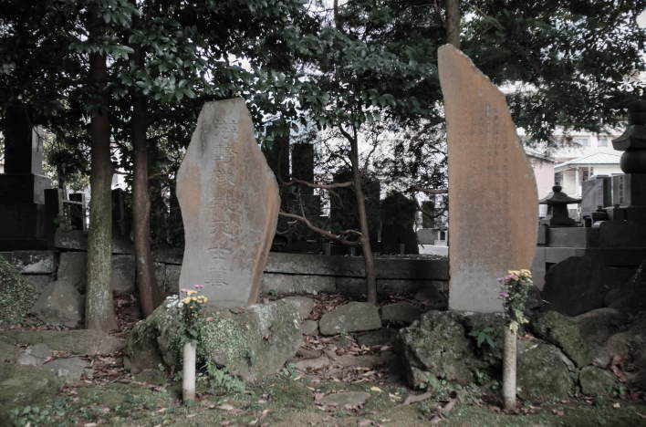 Two stone monuments stand at Sounji Temple in Yumoto, Hakone. The one on the right is the " Commemorative Monument," and the one on the left is the "Grave of Warriors."