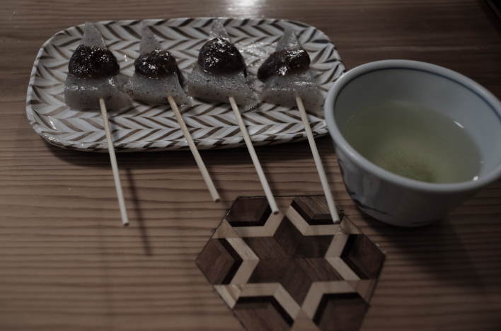 When I stopped by Kikyoya, a soba restaurant in Hatasuku, I noticed a coaster made using the Zuku technique incorporated into the top of the table.
