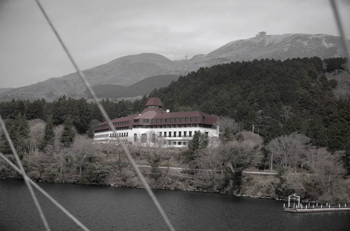 The Odakyu Hotel de Yama as seen from a sightseeing boat on Lake Ashi.