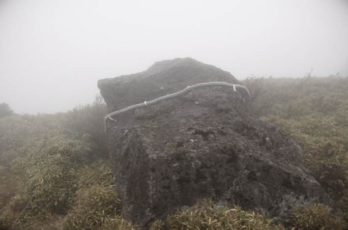 The bakoseki stone at the summit of Mount Koma.