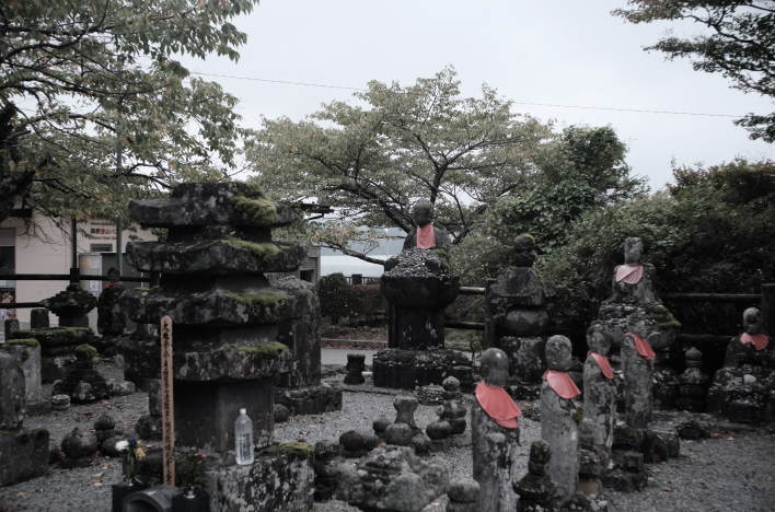 "Sai no Kawara" is located on the shore of Lake Ashi.