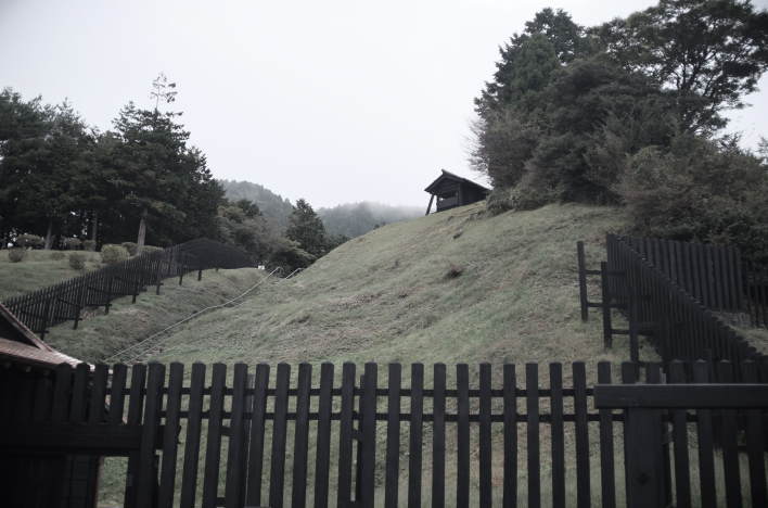 The Hakone checkpoint grounds were surrounded by a fence, and a lookout post was built on top of the hill.