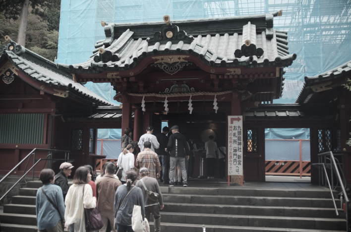 A line of people waiting to pray at the main hall of Hakone Shrine.