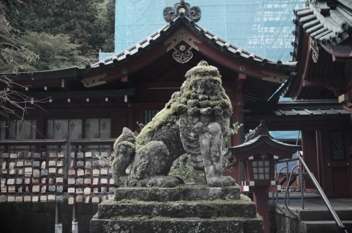 A komainu statue at Hakone Shrine.