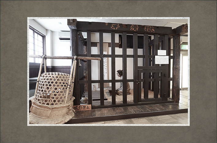 Yoshida Shōin was imprisoned in Hiraname Prison. In front of the prison, a Tomaru cage for transporting prisoners is placed.