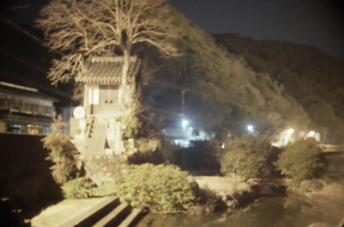A small shrine standing in the Okichi-ga-fuchi abyss.
