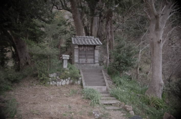 Tenbaku Shrine is the oldest shrine in Rendaiji, and it was moved from Kozushima about 2000 years ago and enshrined in this location. It is said to bring blessings for safe childbirth and relief from coldness in the lower body.