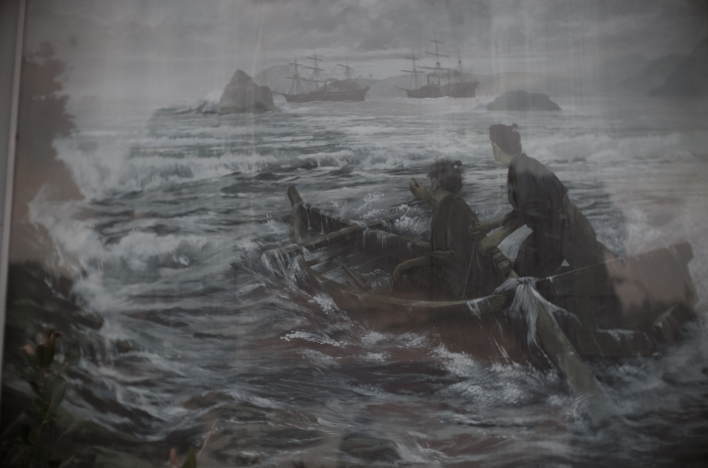 Shoin and Kaneko are heading towards the Black Ships in a small boat from Bentenjima Island. This painting was installed on Bentenjima Island by the Kakizaki Administrative District of Shimoda City to commemorate the 130th anniversary of their attempted stowaway.